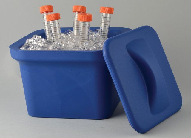 Magic Touch 2<sup>TM</sup> mini ice pan with lid