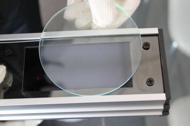 玻璃锡面在玻璃正反面检查灯LEC-280L照射下呈现雾状