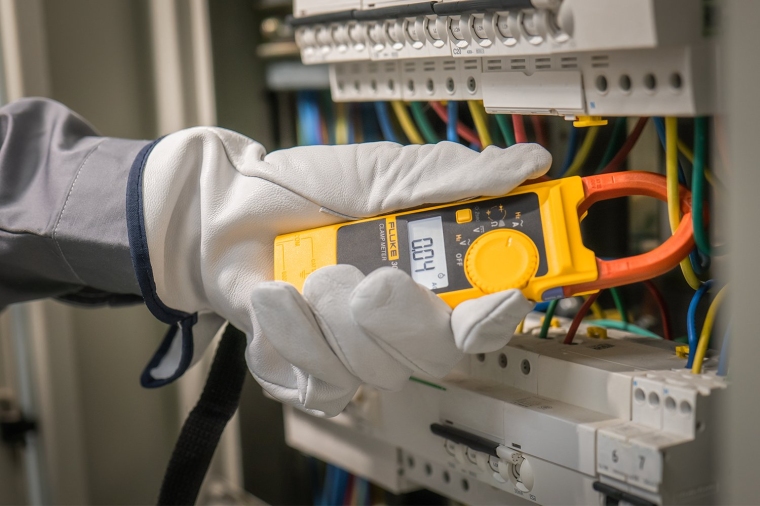 遇到密集排线无法卡入时，避免用手危险操作拨线缆，测试更加方便安全。